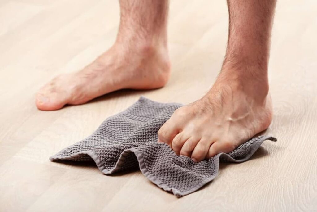 برداشتن حوله با انگشتان پا (Towel curls)