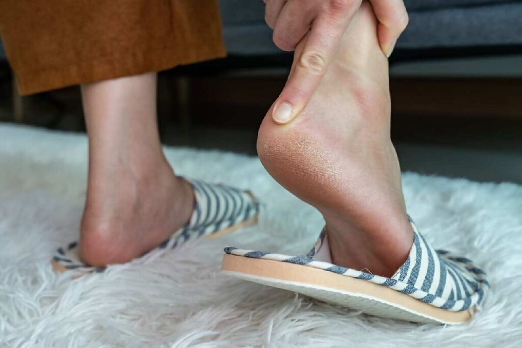 علت درد پاشنه پا سمت راست چیست؟ 